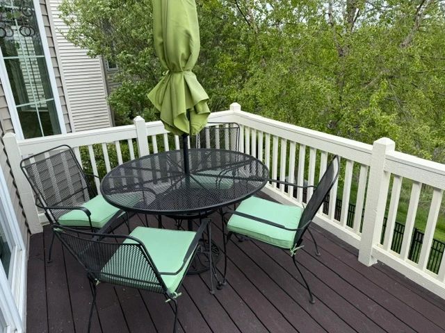 48" round table w umbrella
