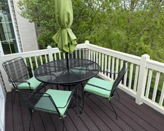 48" round table w umbrella