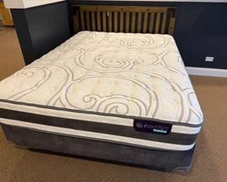 Serta Queen Icomfort Hybrid mattress with box spring