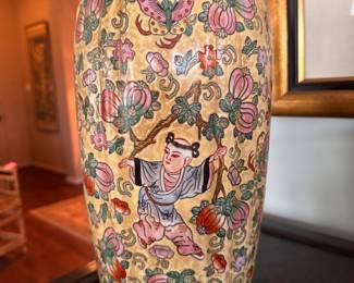 Maitland Smith Famile Jaune Lidded Vase. Photo 2 of 4.