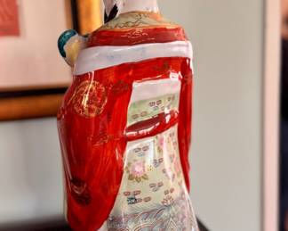 Vintage Chinese Porcelain Figurine. Photo 2 of 3.