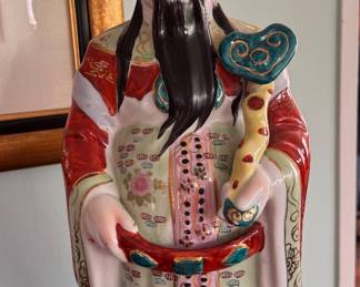 Vintage Chinese Porcelain Figurine. Photo 1 of 3.