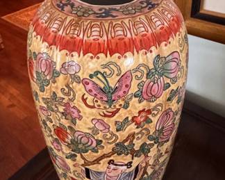 Maitland Smith Famile Jaune Lidded Vase. Photo 3 of 4.