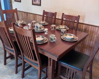 Dining room table w/ 6 chairs & a leaf