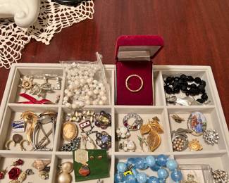 Assorted Vintage Jewelry
