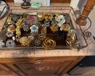 Vintage jewlery pins and earrings 