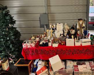 Lots of Christmas items 