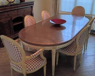 Round dining table with three 12"leaves