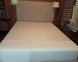 Queen Bed in pristine condition
