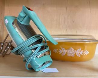 Working Vintage GE Hand Mixer and Pyrex Casserole Dish