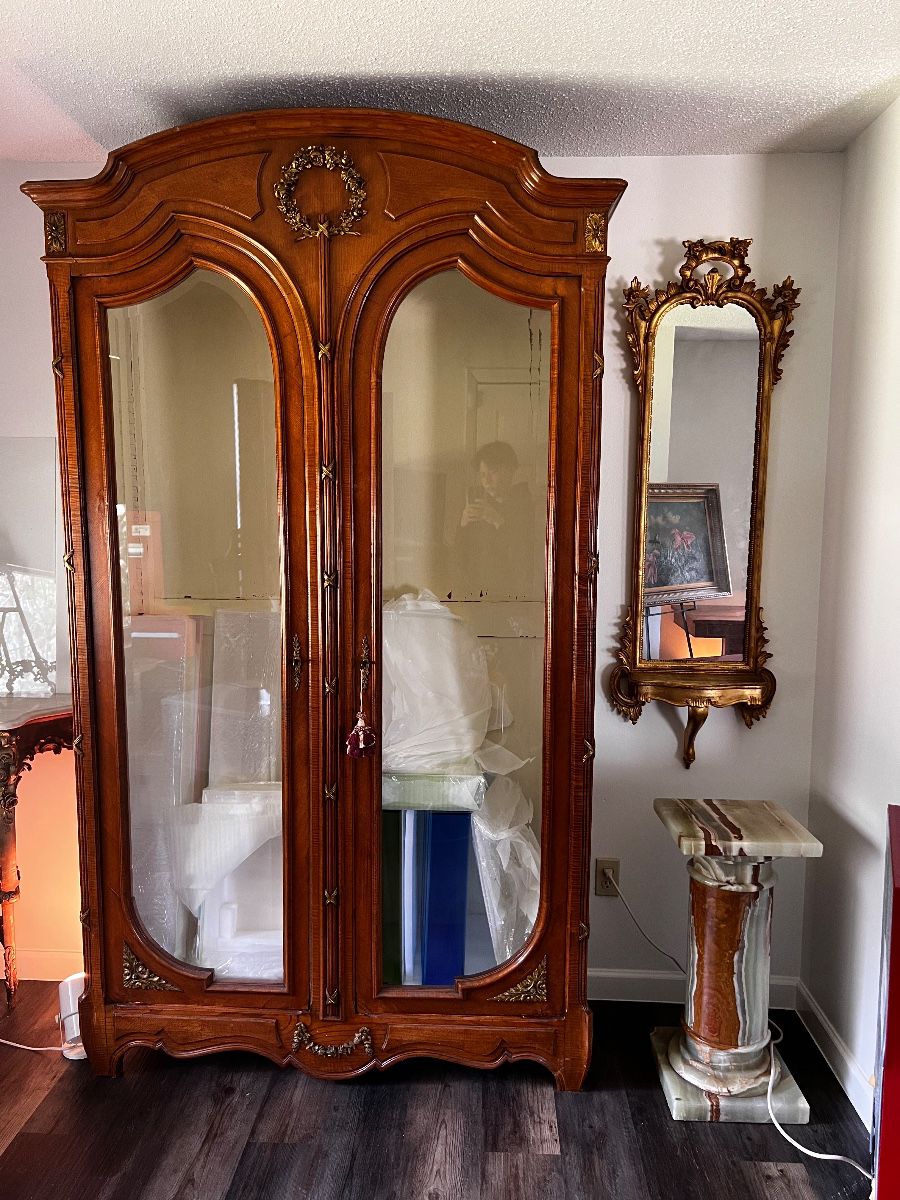 Louis XV Curio, Giltwood Mirror, Green Onyx Pedestal