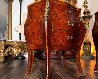 Louis XV Bombe Nightstand Pair