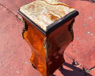 Onyx Top Pedestal