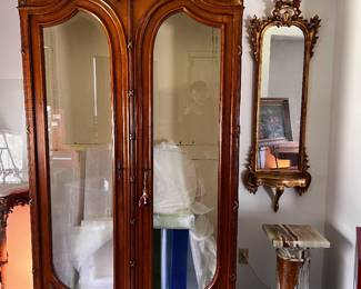 Louis XV Curio, Giltwood Mirror, Green Onyx Pedestal