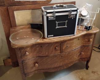 Beautiful serpentine oak dresser complete with mirror