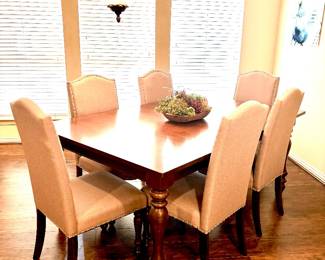 Relaxed elegance dining set