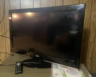 LG Flat Screen TV w/Remote