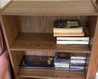 Lot 4: Wooden bookshelf 