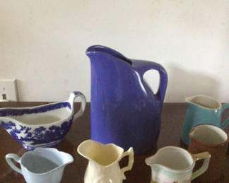Lot 9: Assorted ceramic teaware: pitcher, mugs and creamers