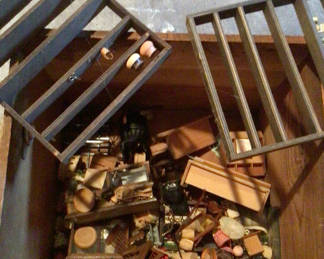 Lot 460: Box of dollhouse miniatures and miniature furniture