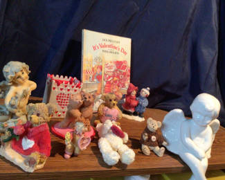 Lot 452: Valentine-themed figurines and angels