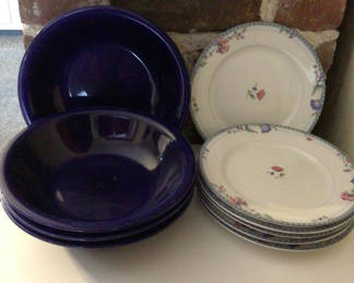 Lot 59: Blue Gibson bowls and Oneida Blue Lattice dinnerware