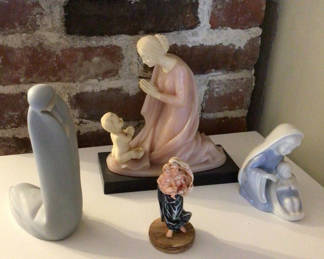 Lot 22: Assorted decorative figurines and sculptures