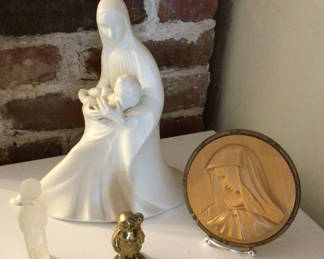 Lot 24: Madonna and Child statue with small figurines and Italian round relief plaque