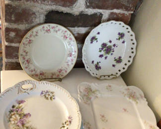 Lot 63: Floral porcelain dinnerware set