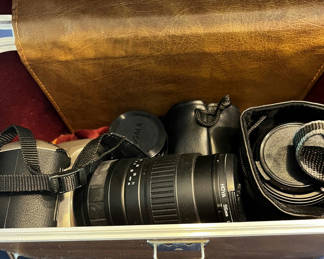 Lot 76: Minolta 35mm SLR camera with zoom lens and accessories in a leather case