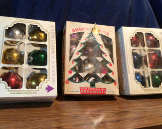 Lot 453: Boxed and Loose Glass Christmas Ornaments