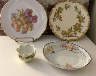 Lot 64: Porcelain plates and bowls with fruit and floral motifs