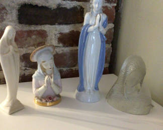 Lot 27: Porcelain religious figurines collection