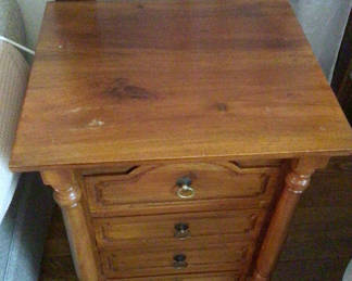 Lot 40: Wooden bedside cabinet with four drawers