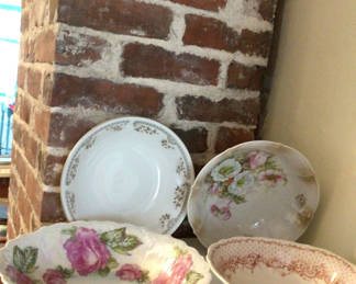 Lot 62: Floral porcelain bowls and plates set