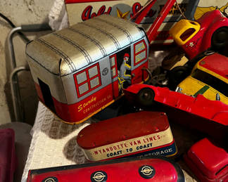 Lot 455: Collection of vintage tin toy vehicles 