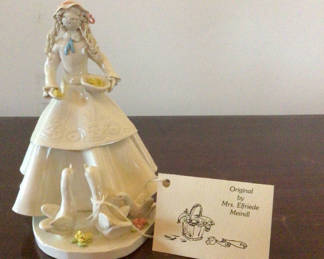 Lot 18: Porcelain bridal figurine with birds