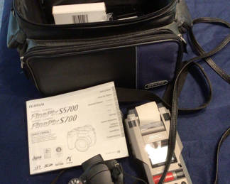 Lot 77: Fujifilm FinePix S5700 digital camera with manual and accessories