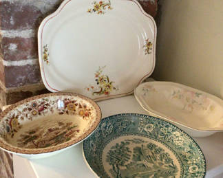 Lot 70: Assorted decorative ceramic plates and bowls