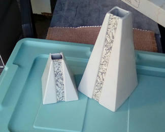 Lot 4: Mantel vases 