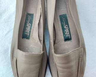 Lot 33: Beige Easy Spirit Slip-On Loafers 5 1/2B