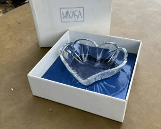 Lot 6: Mikasa crystal heart-shaped bowl in box