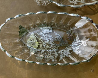 Lot 15: Etched oval glass serving dish