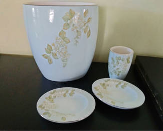 Lot 8: Blue Wisteria-pattern ceramic waste basket with matching accessories