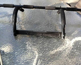 Lot 46: over the door chin up bar