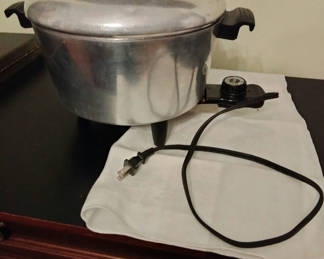 Lot 70: Electric aluminum cooking pot with  lid