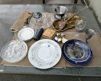Lot 68: Assorted serving and place setting items
