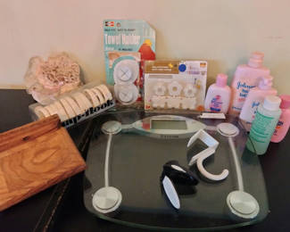 Lot 104: Glass digital bathroom scale with assorted household items
