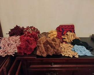 Lot 123: Assorted textile trims and tassels