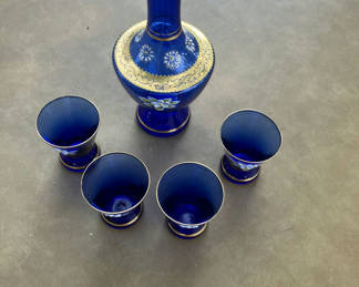 Lot 7: Cobalt blue glass decanter with four shot glasses